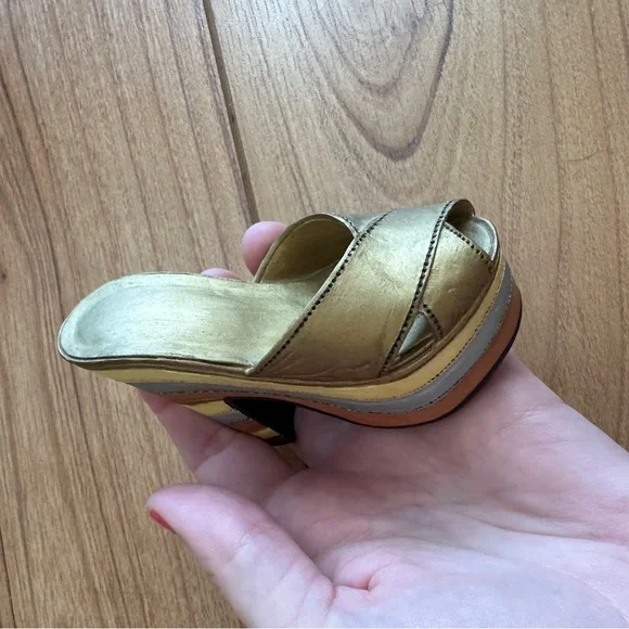 Vintage Just The Right Shoe Collection: Platforms - Picture 3 of 10